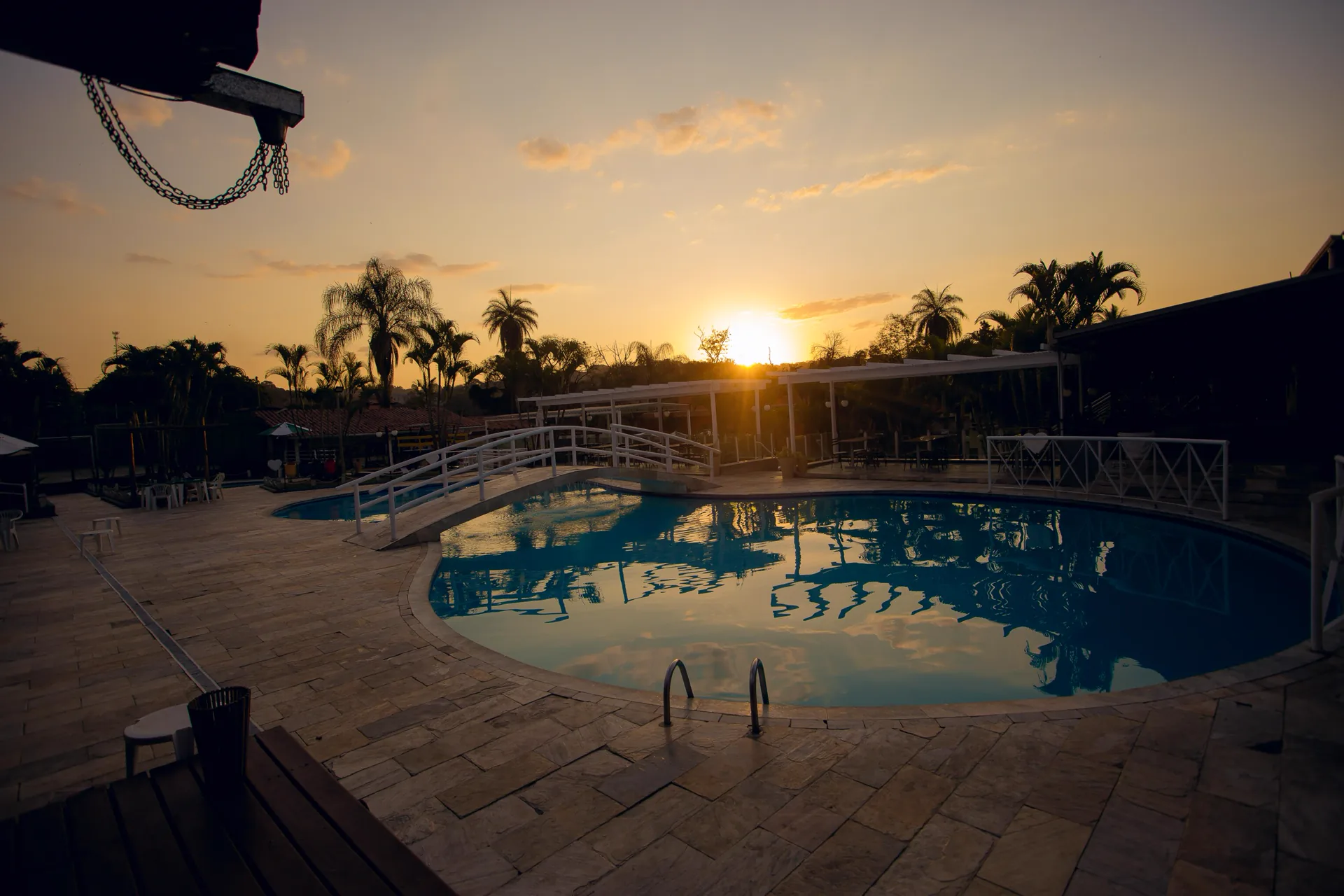 Pôr do sol sobre a piscina do Hotel Gran Minas